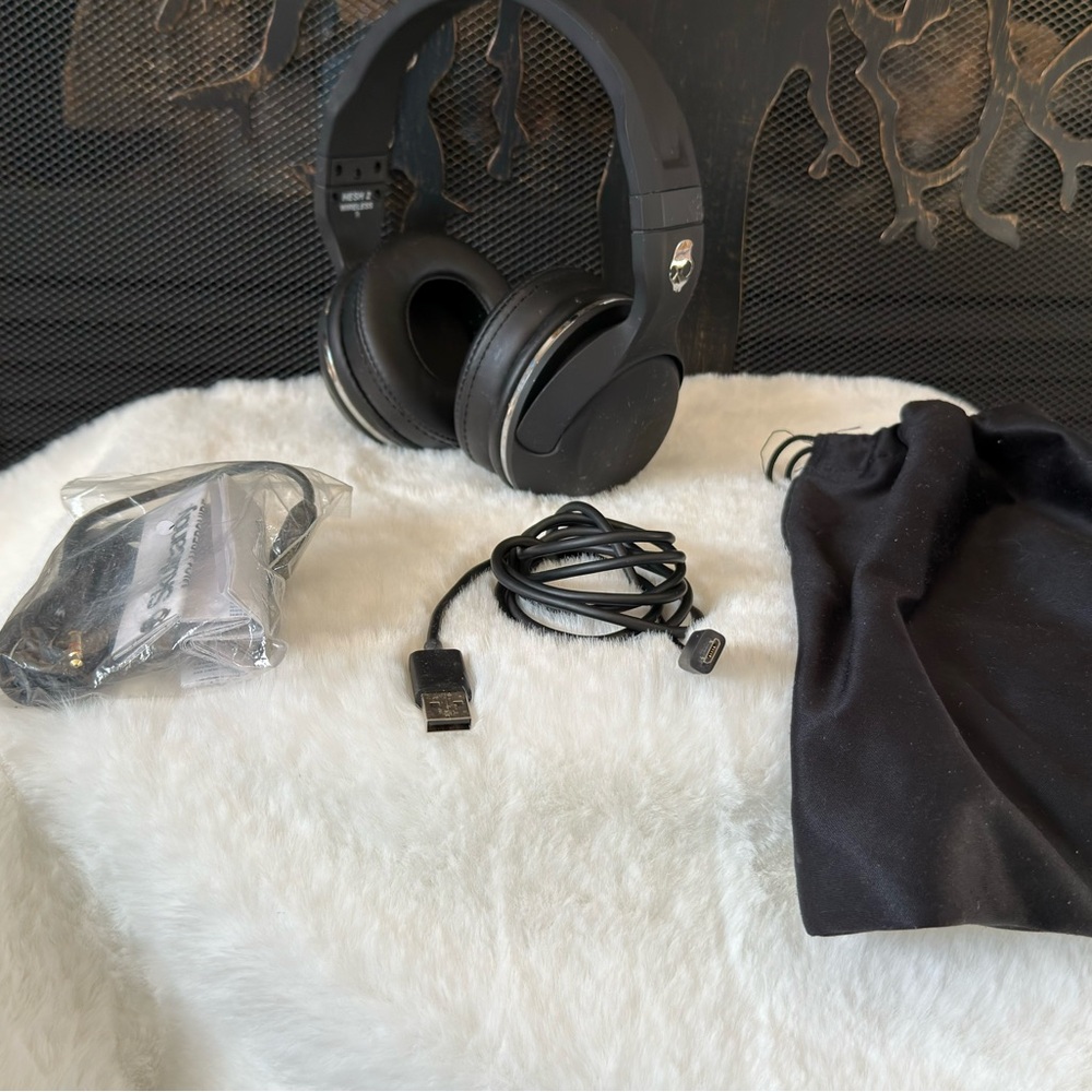 Skullcandy Over-Ear Black Headphones - Sleek Urban Design - Picture 11 of 13